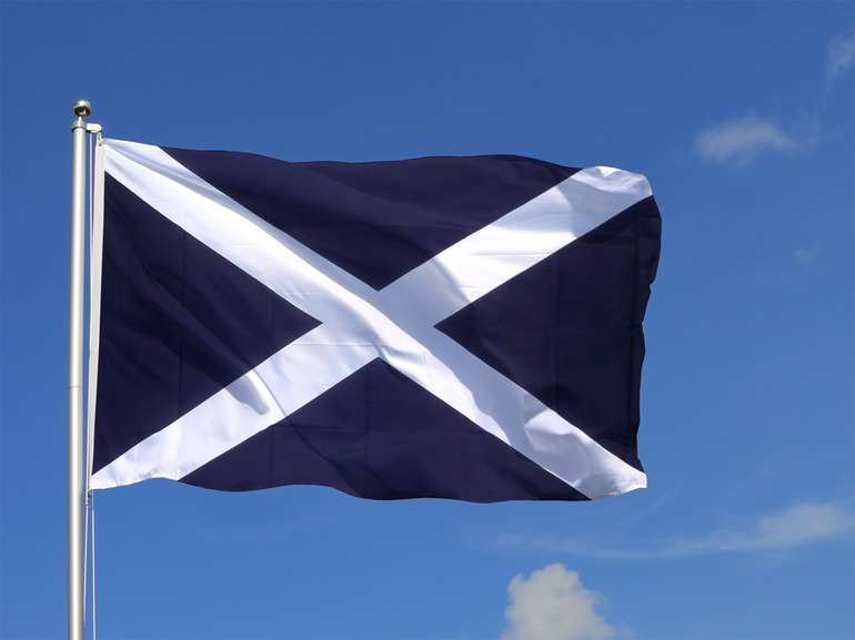 На шотландском флаге белый Андреевский крест 